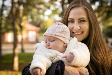 Anne ve kızı sonbahar parkında. Duygu konsepti. Arka plan çekimi.