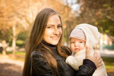 Anne ve kızı sonbahar parkında. Duygu konsepti. Arka plan çekimi.