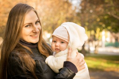 Anne ve kızı sonbahar parkında. Duygu konsepti. Arka plan çekimi.