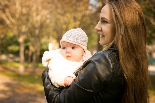 Anne ve kızı sonbahar parkında. Duygu konsepti. Arka plan çekimi.