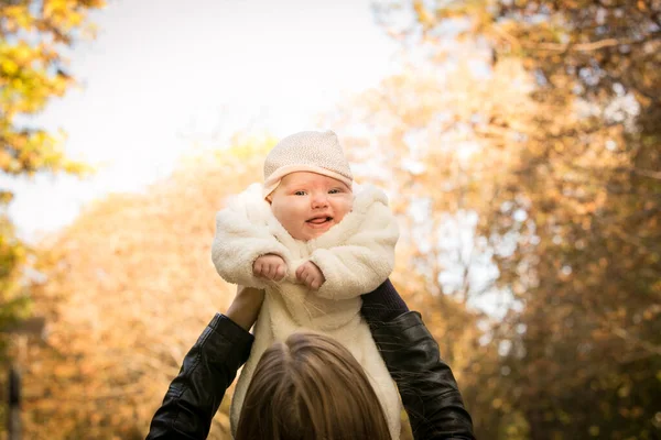Queda Bebê Recém Nascido Fundo Folhagem Amarela Outono Mãos Mãe — Fotografia de Stock