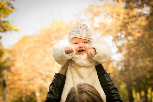 Queda Bebê Recém Nascido Fundo Folhagem Amarela Outono Mãos Mãe — Fotografia de Stock