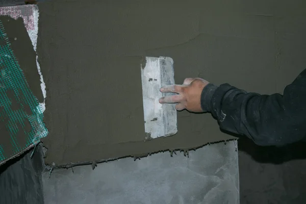 完成工作 更简单的工作 主人的手在揉搓石膏溶液 — 图库照片
