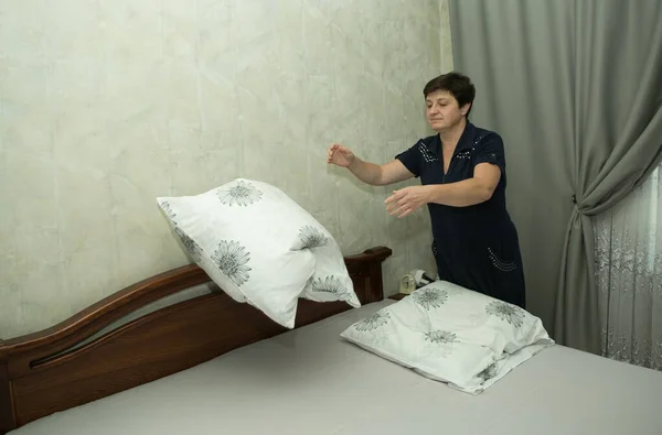 Εργασία Μια Μεσήλικη Γυναίκα Καλύπτει Φρέσκο Κρεβάτι — Φωτογραφία Αρχείου