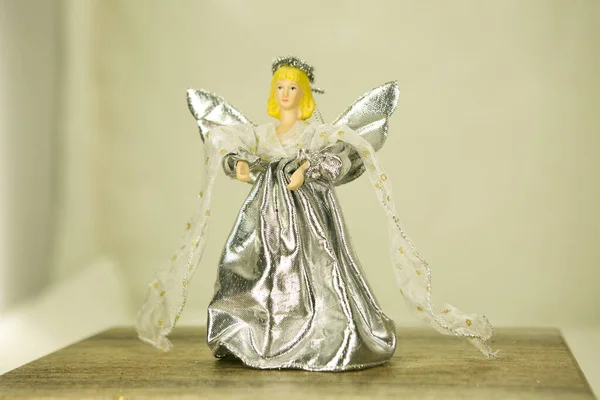 Świąteczne Dekoracje Świąteczny Anioł Zbliżenie Drewnianej Powierzchni Białym Tle — Zdjęcie stockowe