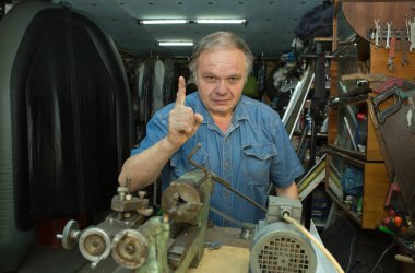 Mizah. Orta yaşlı bir adam arkadaşının atölyesinde aylaklık ediyor..