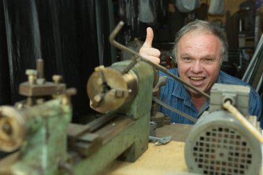 Mizah. Orta yaşlı bir adam arkadaşının atölyesinde aylaklık ediyor..