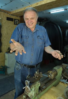 Mizah. Orta yaşlı bir adam arkadaşının atölyesinde aylaklık ediyor..