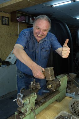 Mizah. Orta yaşlı bir adam arkadaşının atölyesinde aylaklık ediyor..