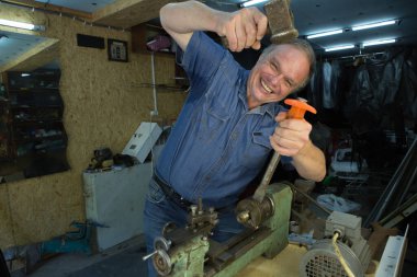 Mizah. Orta yaşlı bir adam arkadaşının atölyesinde aylaklık ediyor..