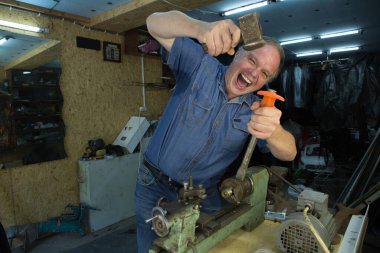 Mizah. Orta yaşlı bir adam arkadaşının atölyesinde aylaklık ediyor..