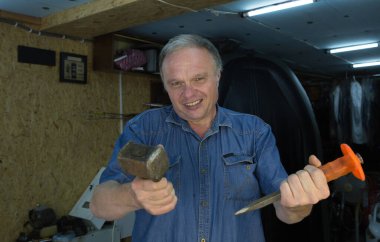 Mizah. Orta yaşlı bir adam arkadaşının atölyesinde aylaklık ediyor..