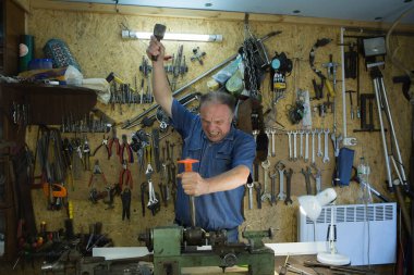 Mizah. Orta yaşlı bir adam arkadaşının atölyesinde aylaklık ediyor..