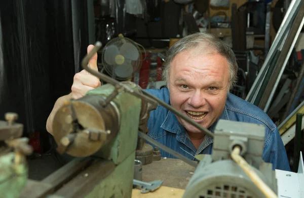 Mizah. Orta yaşlı bir adam arkadaşının atölyesinde aylaklık ediyor..