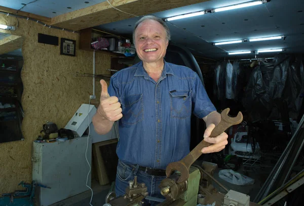 Mizah. Orta yaşlı bir adam arkadaşının atölyesinde aylaklık ediyor..