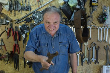 Mizah. Orta yaşlı bir adam arkadaşının atölyesinde aylaklık ediyor..