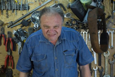 Mizah. Orta yaşlı bir adam arkadaşının atölyesinde aylaklık ediyor..