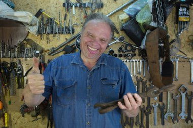 Mizah. Orta yaşlı bir adam arkadaşının atölyesinde aylaklık ediyor..