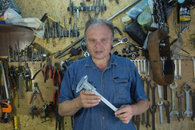 Mizah. Orta yaşlı bir adam arkadaşının atölyesinde aylaklık ediyor..