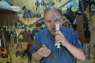 Mizah. Orta yaşlı bir adam arkadaşının atölyesinde aylaklık ediyor..