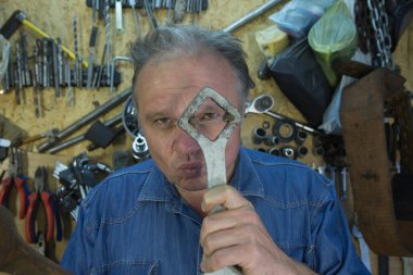 Mizah. Orta yaşlı bir adam arkadaşının atölyesinde aylaklık ediyor..