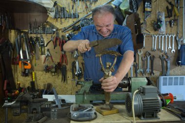 Mizah. Orta yaşlı bir adam arkadaşının atölyesinde aylaklık ediyor..