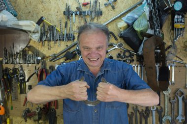 Mizah. Orta yaşlı bir adam arkadaşının atölyesinde aylaklık ediyor..