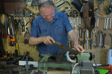 Mizah. Orta yaşlı bir adam arkadaşının atölyesinde aylaklık ediyor..