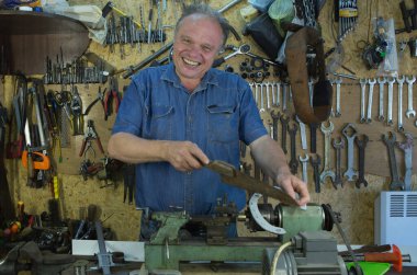 Mizah. Orta yaşlı bir adam arkadaşının atölyesinde aylaklık ediyor..