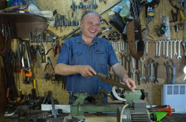 Mizah. Orta yaşlı bir adam arkadaşının atölyesinde aylaklık ediyor..