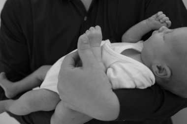 Baba yeni doğmuş kızını kollarında tutuyor. Duygu kavramı.