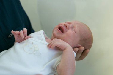 Baba yeni doğmuş kızını kollarında tutuyor. Duygu kavramı.