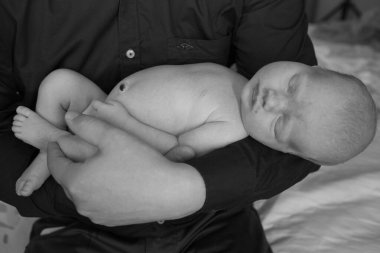 Baba yeni doğmuş kızını kollarında tutuyor. Duygu kavramı.