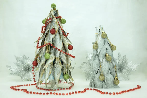 Zwei Weihnachtsbäume Weihnachtsbäume Werden Aus Getrocknetem Fisch Hergestellt Neues Jahr — Stockfoto
