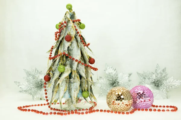 このクリスマスツリーは干物でできている 木の近くには伝統的なクリスマスの装飾があります 鏡で作られたボール 背景はクリスマスの雪銀の花で飾られています — ストック写真