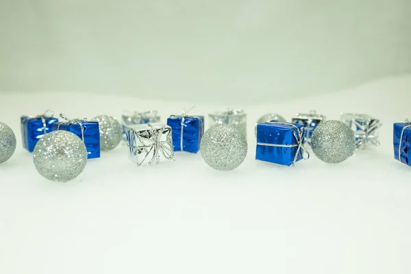 Novoroční Přání Modré Stříbrné Dárky Koule Bílém Pozadí Koncept Minimalismu — Stock fotografie