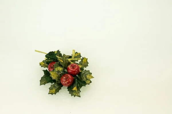 Nouvel Carte Noël Bouquet Feuilles Vertes Cerises Rouges Sur Neige — Photo