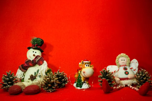 Nieuwjaars Kerstkaart Een Rode Achtergrond Varkensbank Vorm Van Een Koe — Stockfoto