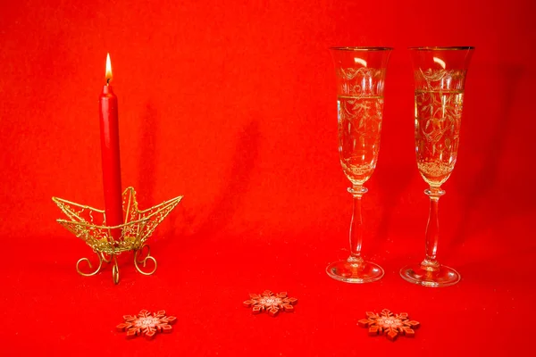 Новорічна Різдвяна Листівка Червоному Тлі Дві Склянки Шампанського Свічки Концепція — стокове фото