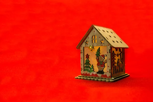 Nieuwjaars Kerstkaart Houten Speelgoed Kerst Huis Een Rode Achtergrond — Stockfoto