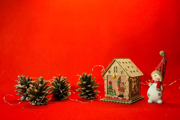 Nieuwjaars Kerstkaart Een Rode Achtergrond Houten Speelgoed Kerstmis Dennenappels Een — Stockfoto