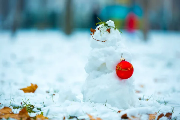 Eerste Sneeuw Sneeuwman Van Eerste Sneeuw Het Nog Groene Gras — Stockfoto