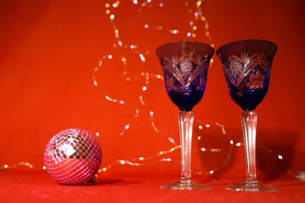Kırmızı Arka Planda Yeni Yıl Yılbaşı Kartı Kadeh Şampanya Aynalardan — Stok fotoğraf