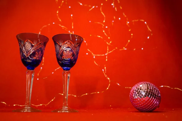 Kırmızı Arka Planda Yeni Yıl Yılbaşı Kartı Kadeh Şampanya Aynalardan — Stok fotoğraf