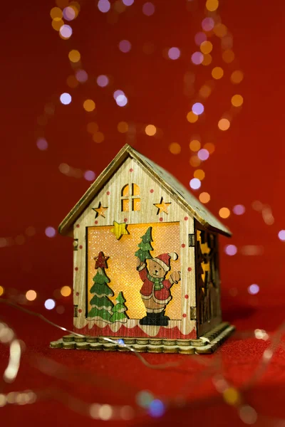 Nouvel Carte Noël Sur Fond Rouge Maison Jouet Bois Lumières — Photo