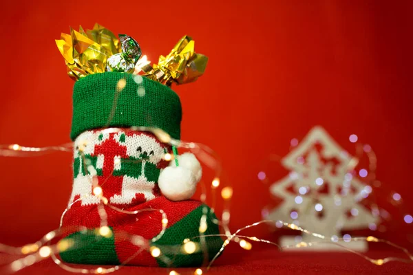 Tarjeta Año Nuevo Navidad Sobre Fondo Rojo Bota Con Dulces — Foto de Stock