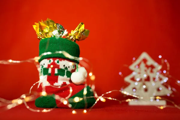 Újév Karácsonyi Üdvözlőlap Piros Alapon Csizma Édességgel Karácsonyi Fényekkel Tartalom — Stock Fotó