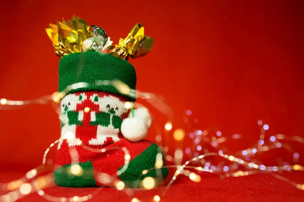 Tarjeta Año Nuevo Navidad Sobre Fondo Rojo Bota Con Dulces — Foto de Stock