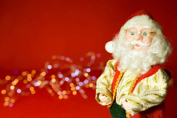 Neujahrs Und Weihnachtskarte Auf Rotem Hintergrund Weihnachtsmann Und Weihnachtsbeleuchtung — Stockfoto