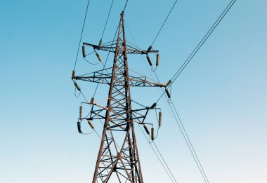 Elektrik hatları. Mavi gökyüzüne karşı yüksek voltajlı güç hattı.